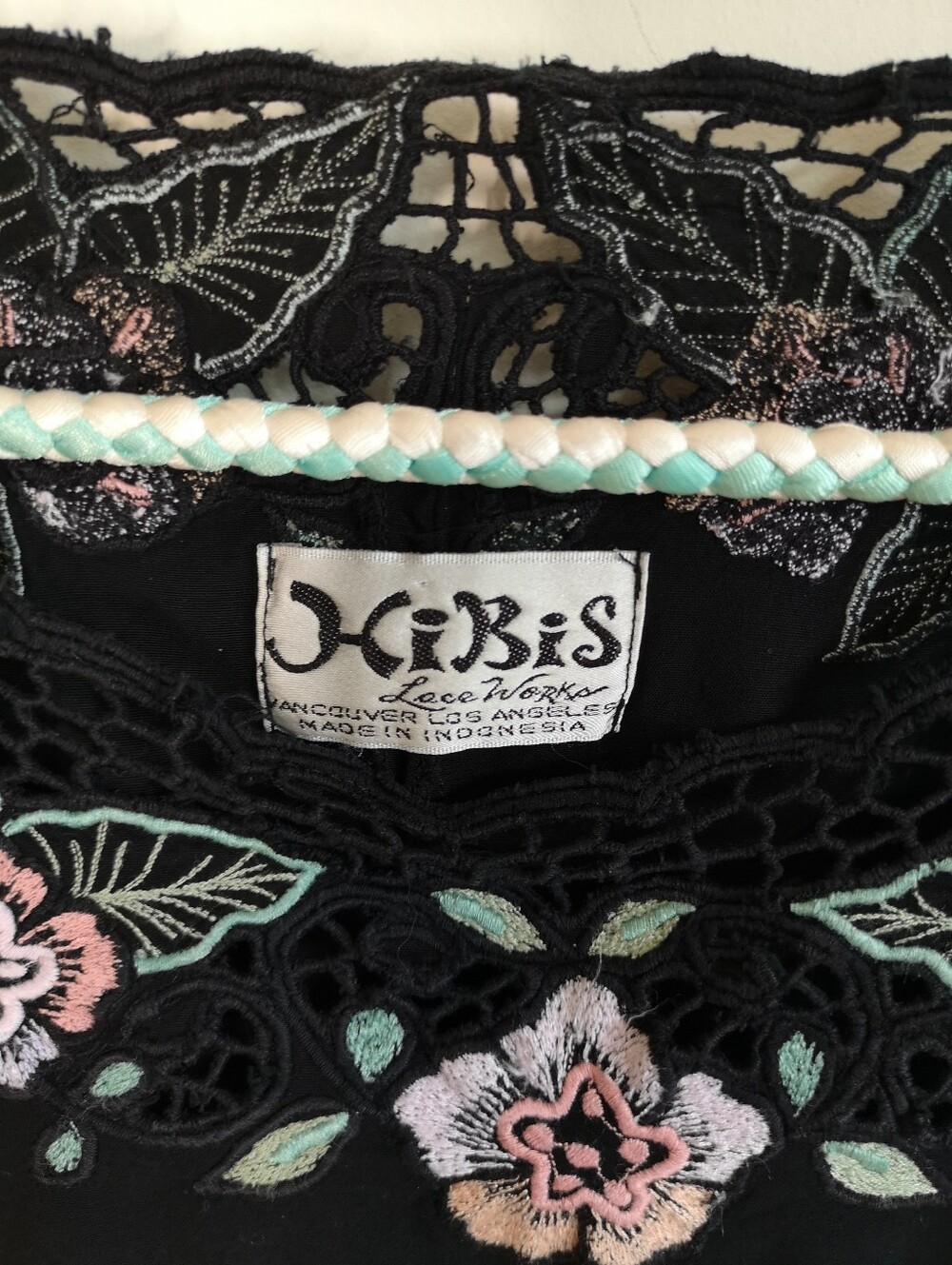 80s Embroidered Cutwork Top - Picture 5 of 9
